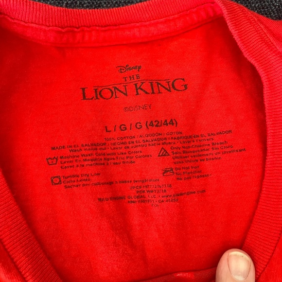 Disney Lion King “Hakuna Matata” Red T-Shirt, size large - Picture 2 of 3